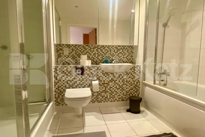 Spacious bright and airy two bedroom apartment in a very convenient location Plumbers Row, Aldgate